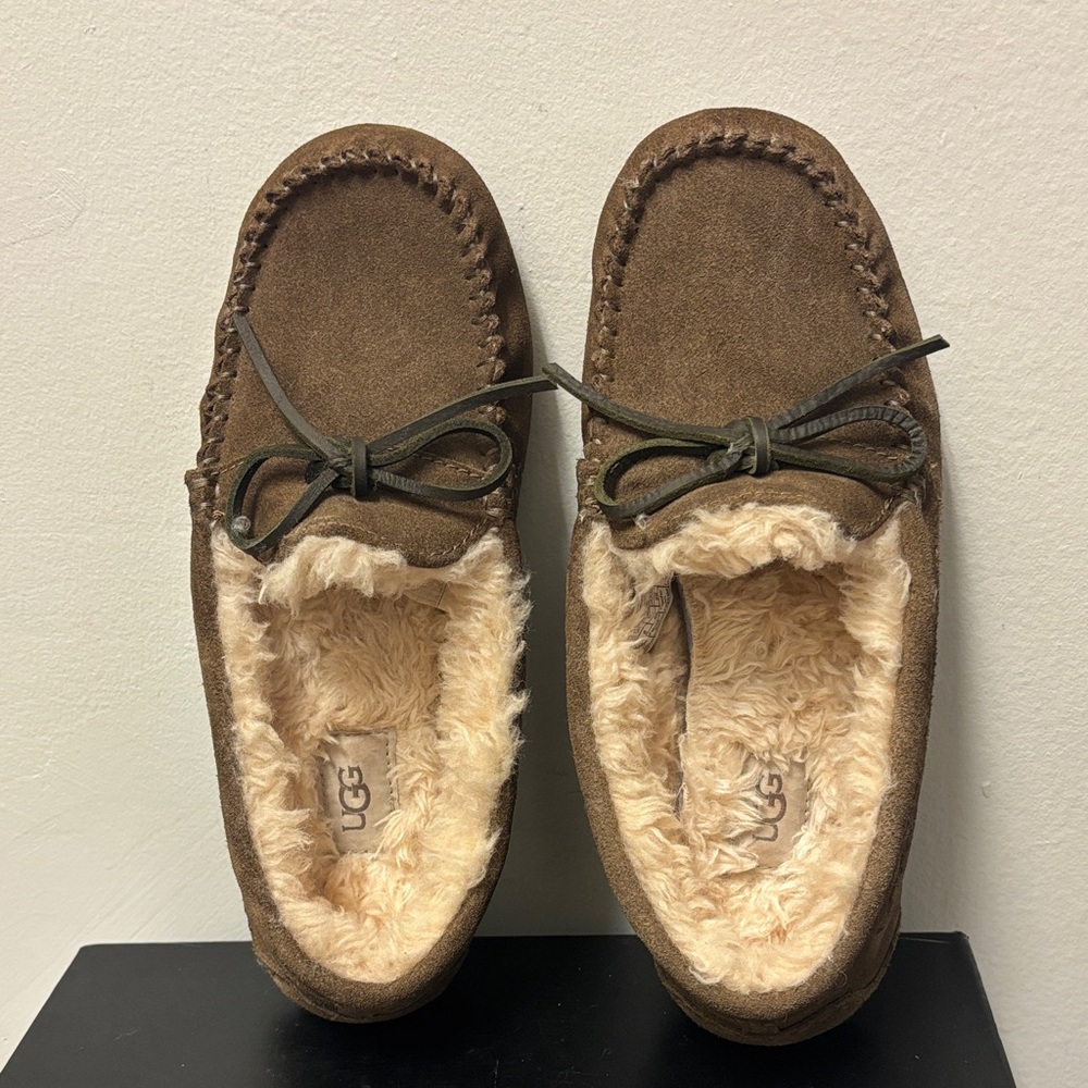 UGG Corvin Loafer, Tan Suede Moccasin Slippers. Fits women’s size 8.5 or Men’s 7 - Picture 4 of 10